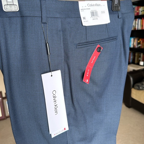 Slim fit and sleek sharkskin fabric of this Blue Birdseye suit from CK,100% Wool - Picture 6 of 8